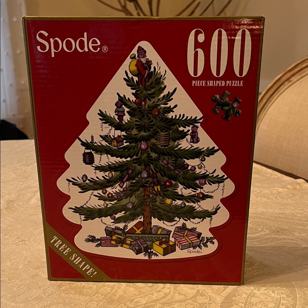 Spode Red & Green Tree-Shaped 600-Piece Holiday Puzzle in EUC!